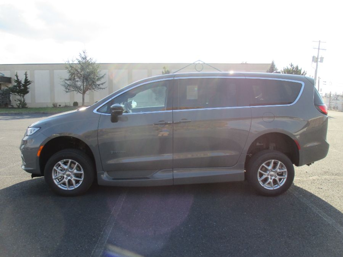 Grey Chrysler Pacifica image number 2