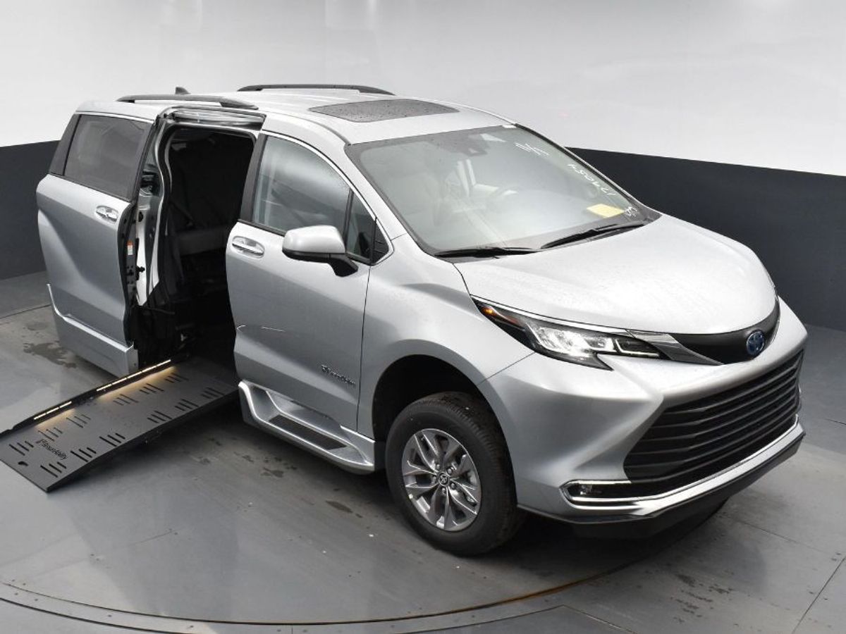 Silver Toyota Sienna image number 9