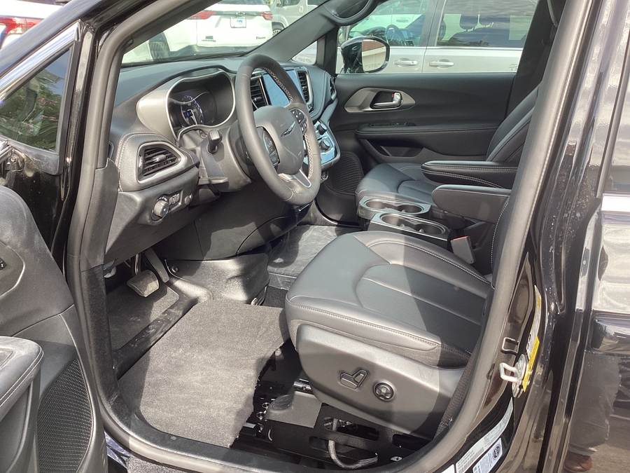 Black Chrysler Pacifica image number 4