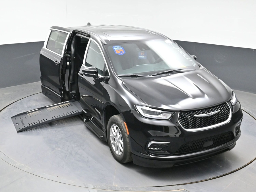 New 2026 Chrysler Pacifica Select Plus - BraunAbility Side Entry Entry Fold Out Automatic Ramp