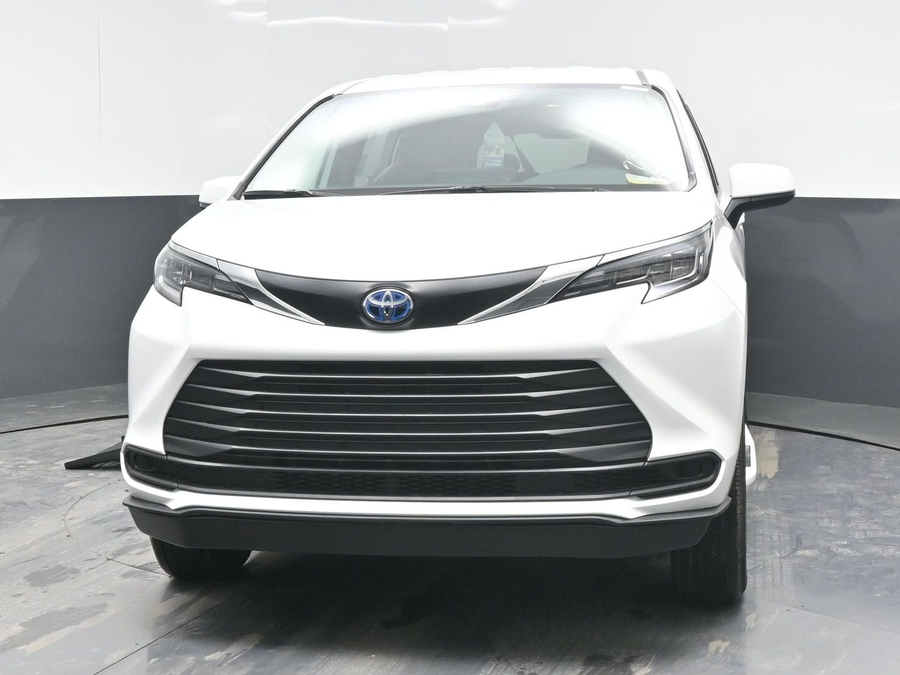 New 2025 Toyota Sienna Hybrid LE - BraunAbility Side Entry Entry Fold Out Automatic Ramp