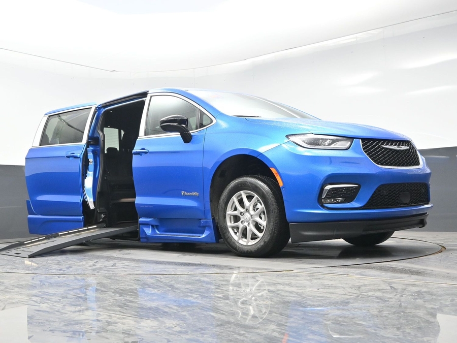 New 2026 Chrysler Pacifica Select Plus - BraunAbility Side Entry Entry Fold Out Automatic Ramp