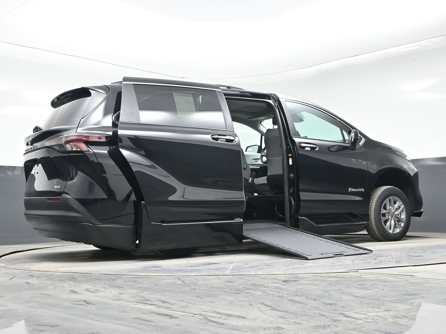 Black Toyota Sienna image number 21