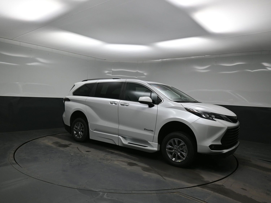 New 2026 Toyota Sienna Hybrid XLE Add - BraunAbility Side Entry Entry In Floor Automatic Ramp