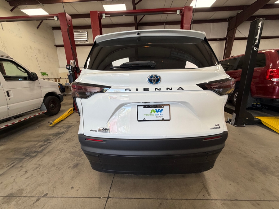 White Toyota Sienna image number 1