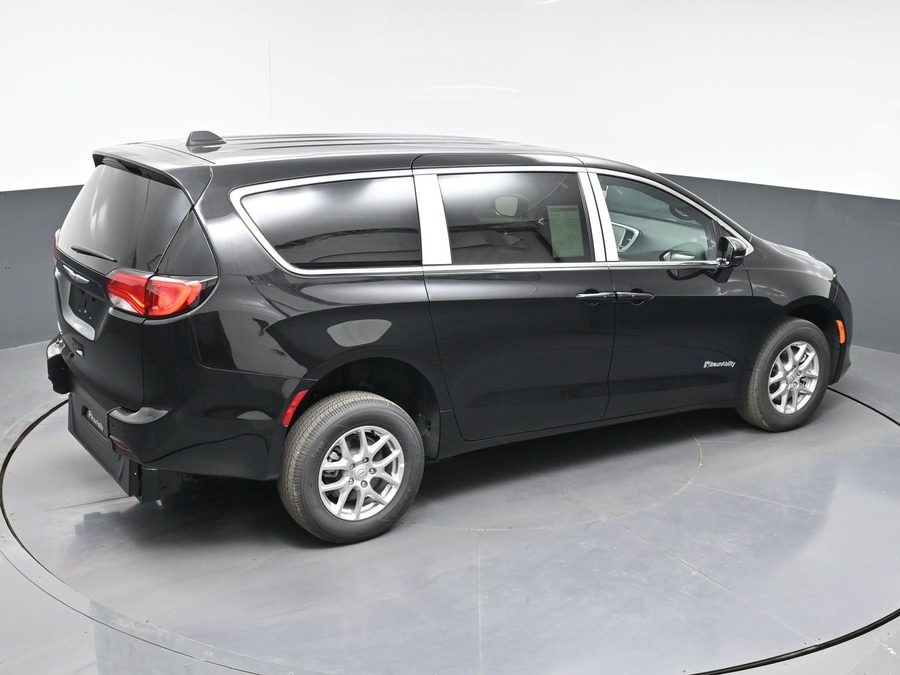 Black Chrysler Voyager image number 24
