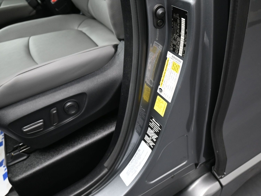 Grey Toyota Sienna image number 13