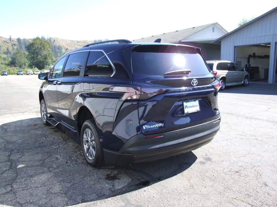Used 2024 Toyota Sienna Hybrid XLE Plus - BraunAbility Side Entry In Floor Automatic Ramp