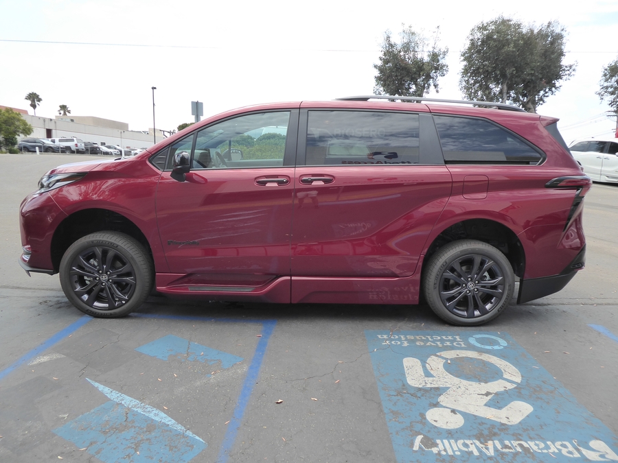 New 2026 Toyota Sienna Hybrid XSE Sport - BraunAbility Side Entry Fold Out Automatic Ramp