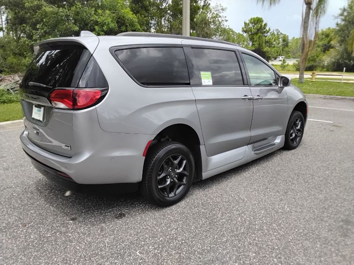 Silver Chrysler Pacifica image number 1