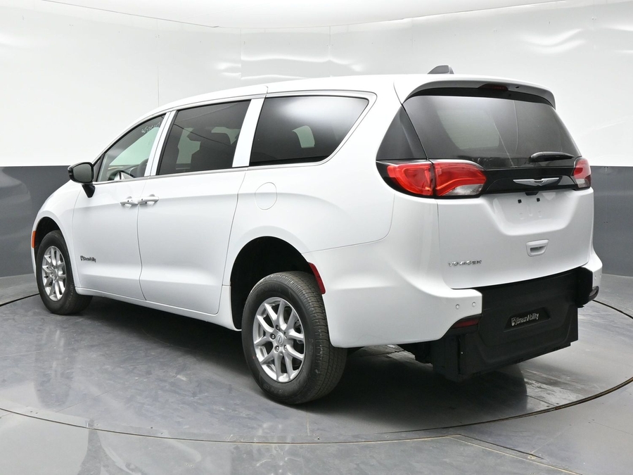 White Chrysler Voyager image number 2
