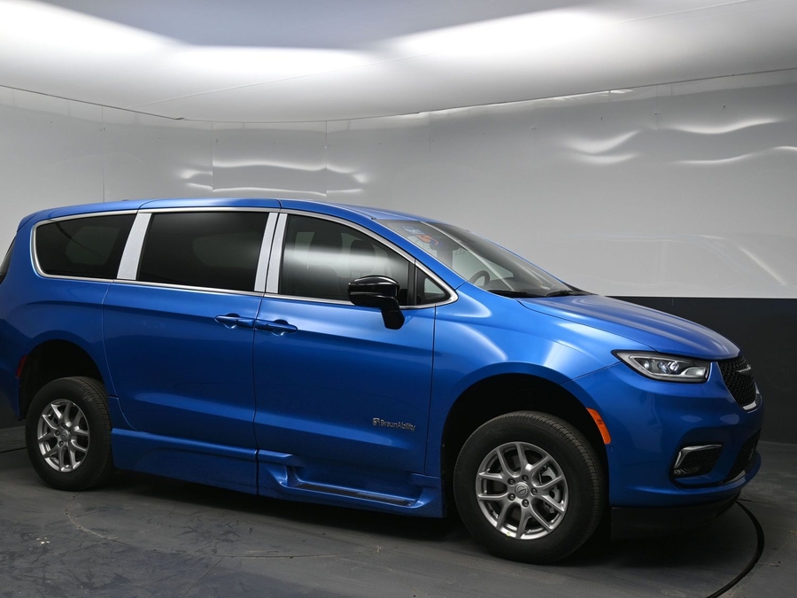 New 2026 Chrysler Pacifica Select Safety - BraunAbility Side Entry Entry In Floor Automatic Ramp