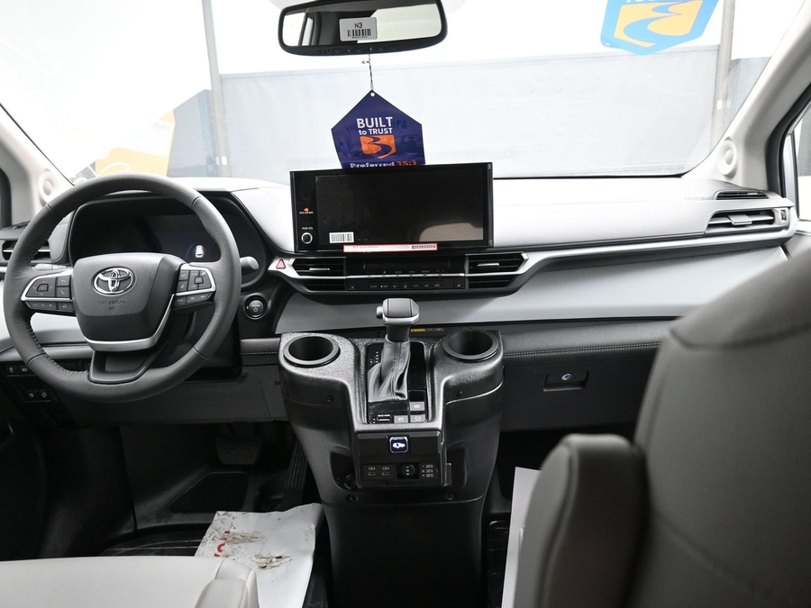 Silver Toyota Sienna image number 12
