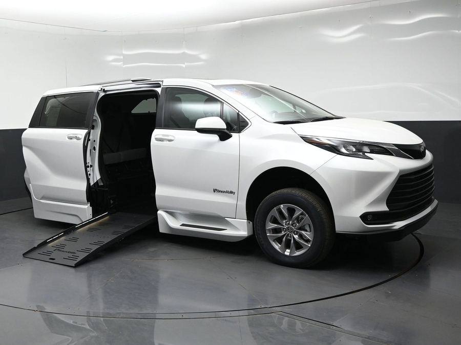 New 2026 Toyota Sienna Hybrid XLE Base - BraunAbility Side Entry Fold Out Automatic Ramp