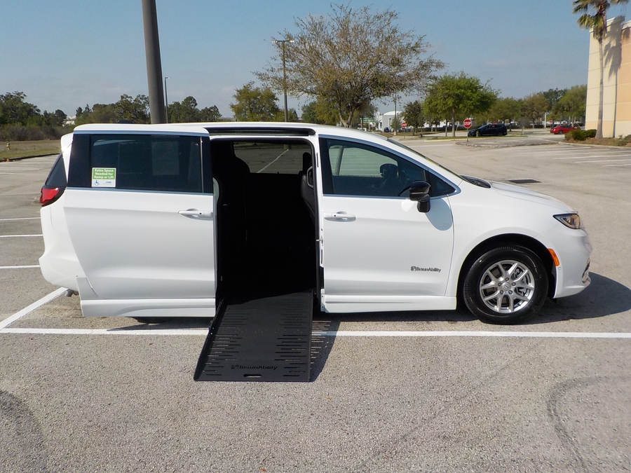 White Chrysler Pacifica image number 7