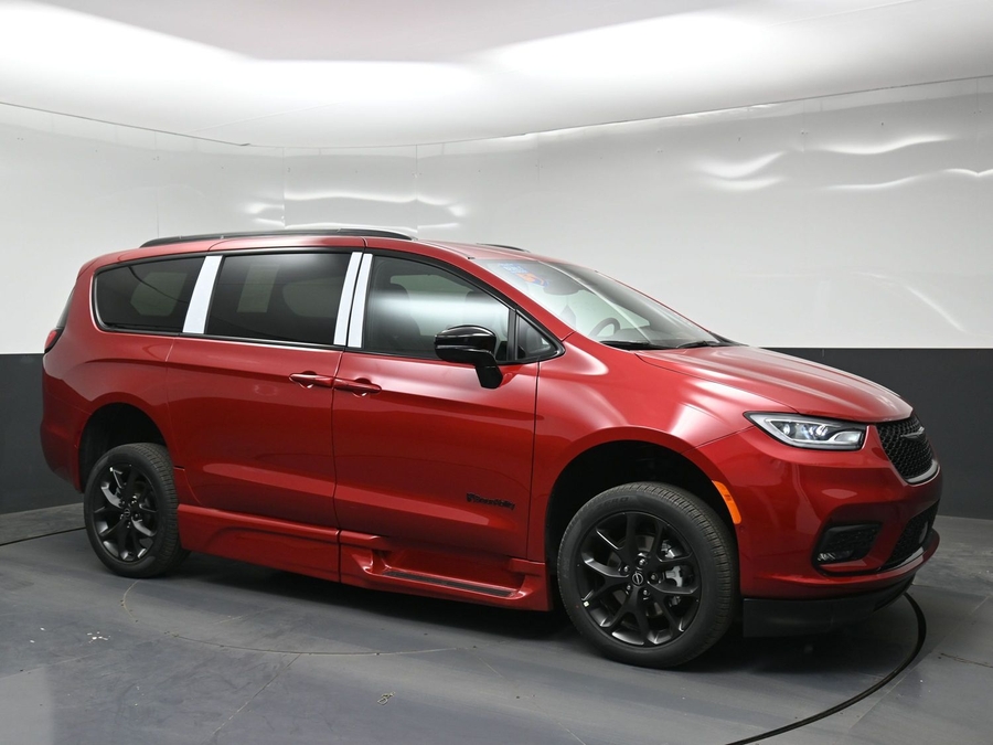 Red Chrysler Pacifica image number 17