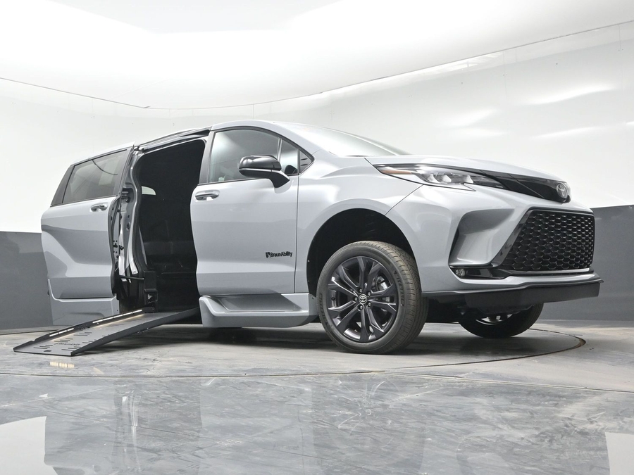 New 2026 Toyota Sienna Hybrid XSE Sport - BraunAbility Side Entry Fold Out Automatic Ramp