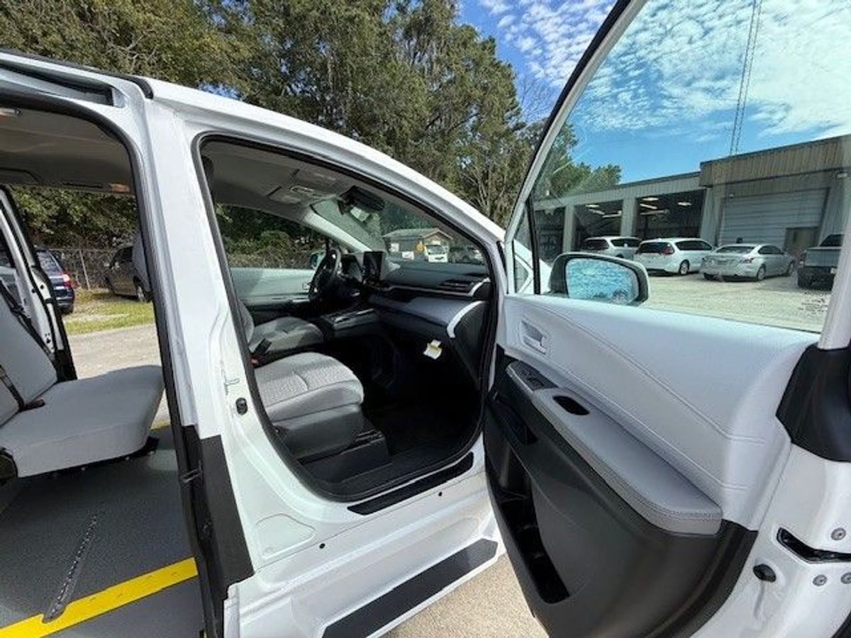 White Toyota Sienna image number 6