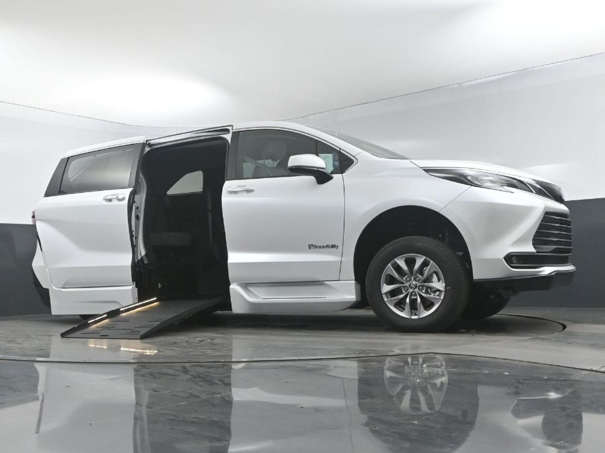 2025 TOYOTA SIENNA - Image 18