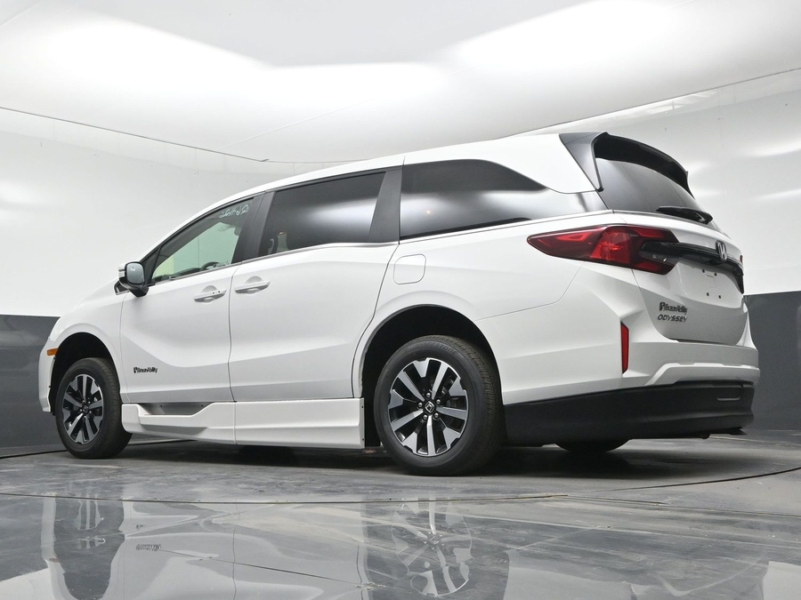 White Honda Odyssey image number 13