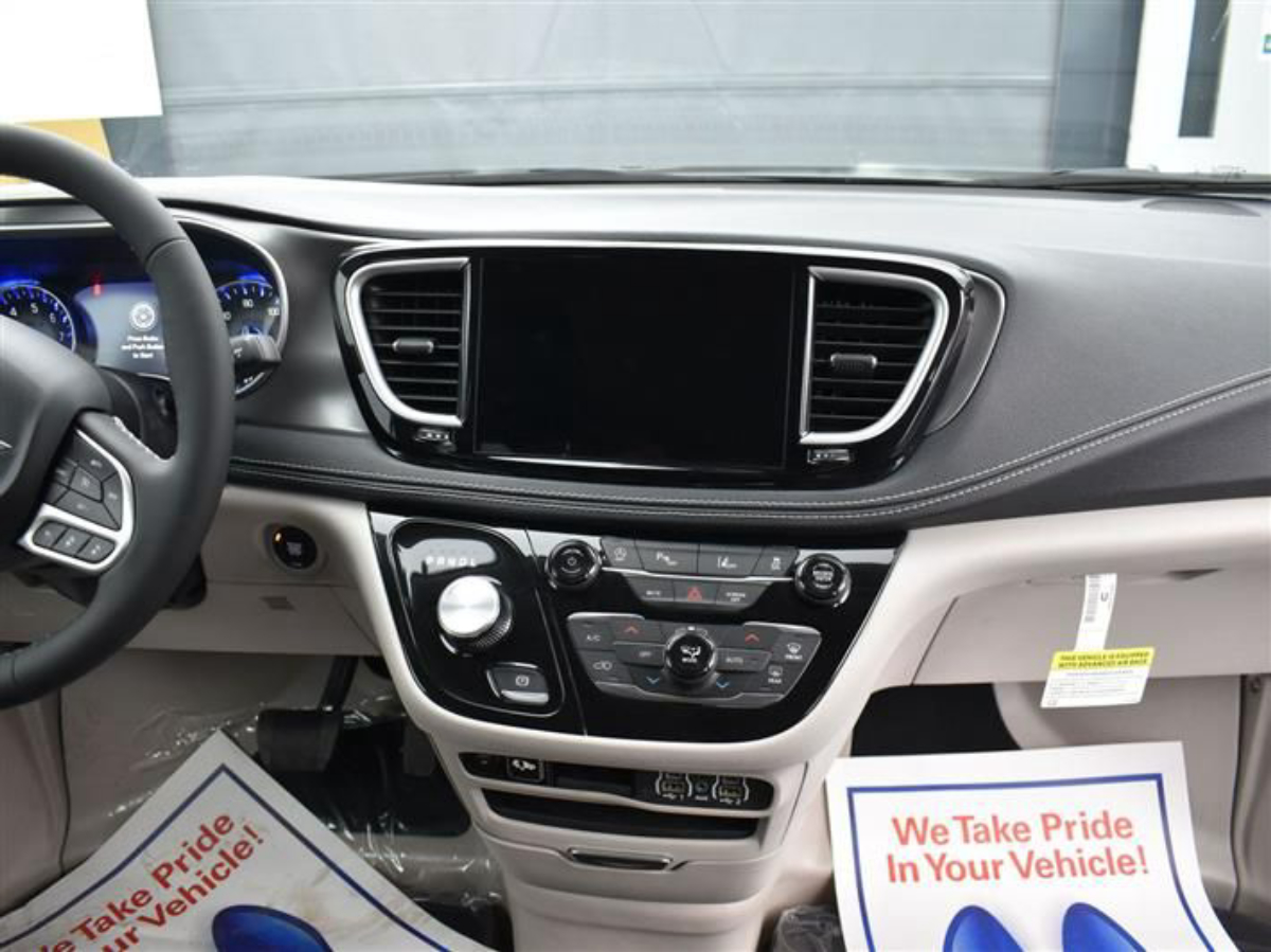2023 Chrysler Pacifica Touring L - Photo 12