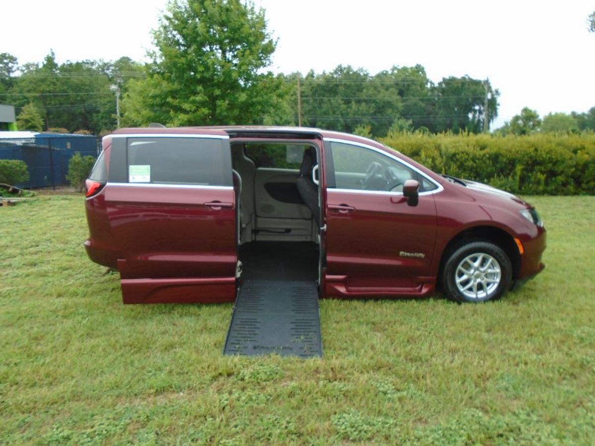 Red Chrysler Voyager image number 1