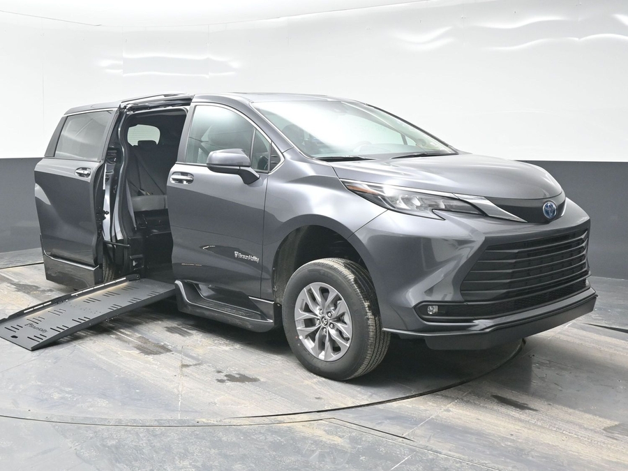 New 2025 Toyota Sienna Hybrid XLE Plus - BraunAbility Side Entry Entry Fold Out Automatic Ramp