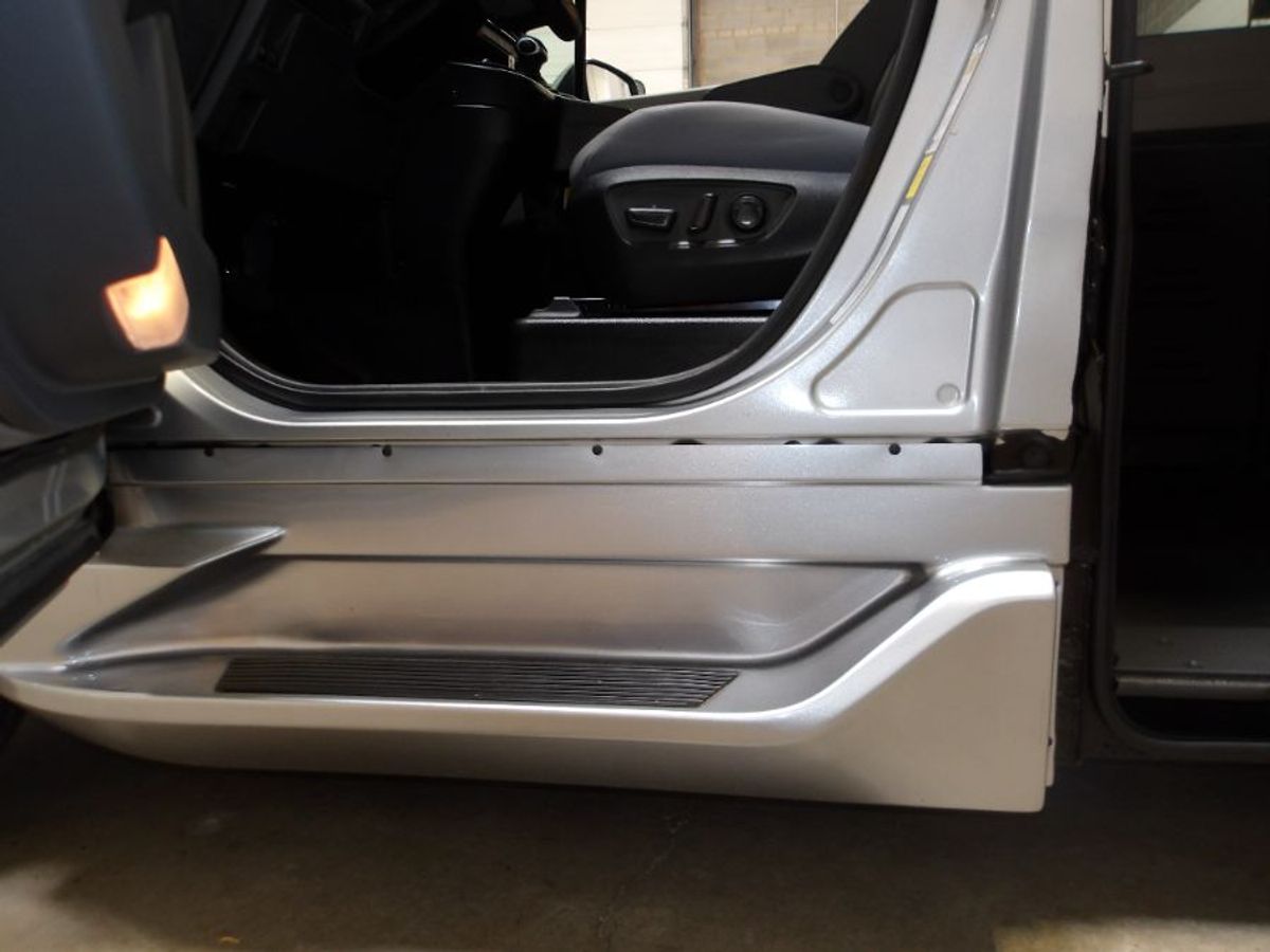 Silver Toyota Sienna image number 10