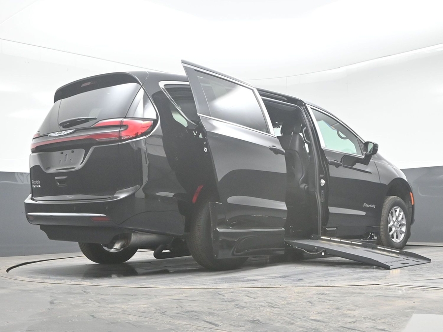 New 2025 Chrysler Pacifica Select Safety - BraunAbility Side Entry Entry Fold Out Automatic Ramp