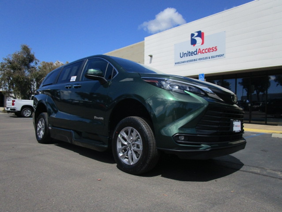 New 2026 Toyota Sienna Hybrid XLE Base - BraunAbility Side Entry Entry Fold Out Automatic Ramp