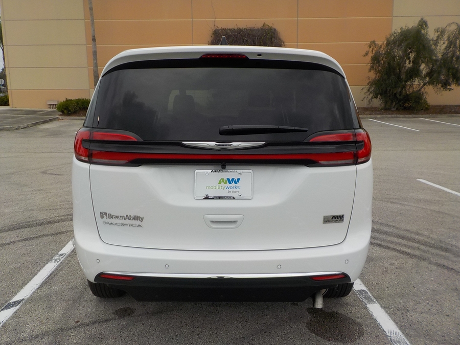 White Chrysler Pacifica image number 5