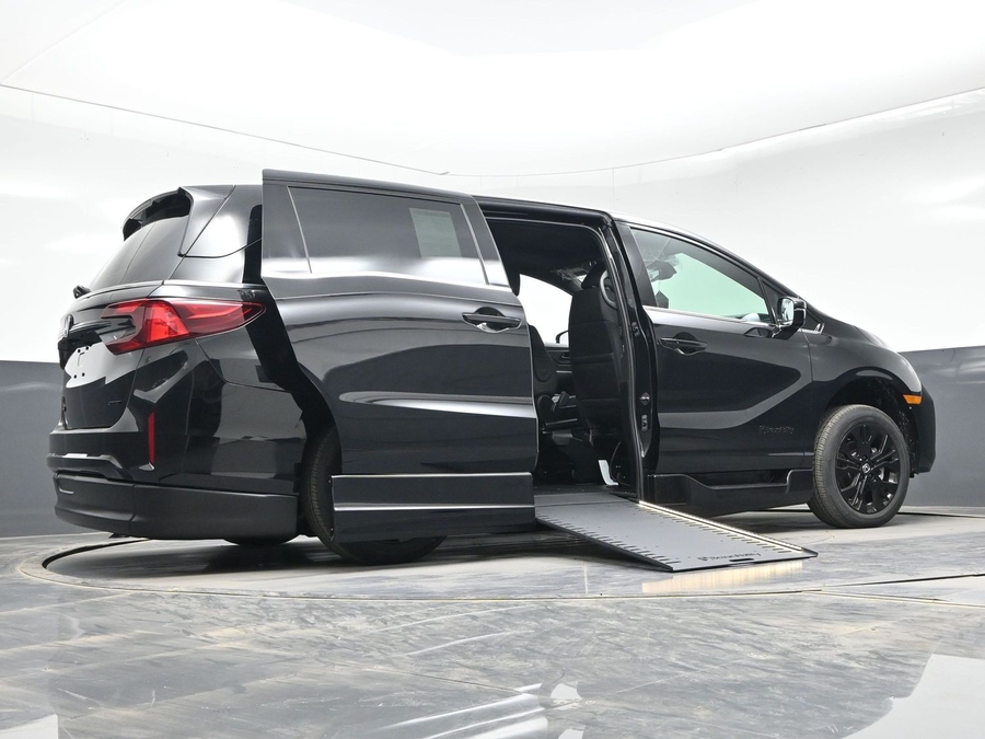 Black Honda Odyssey image number 9