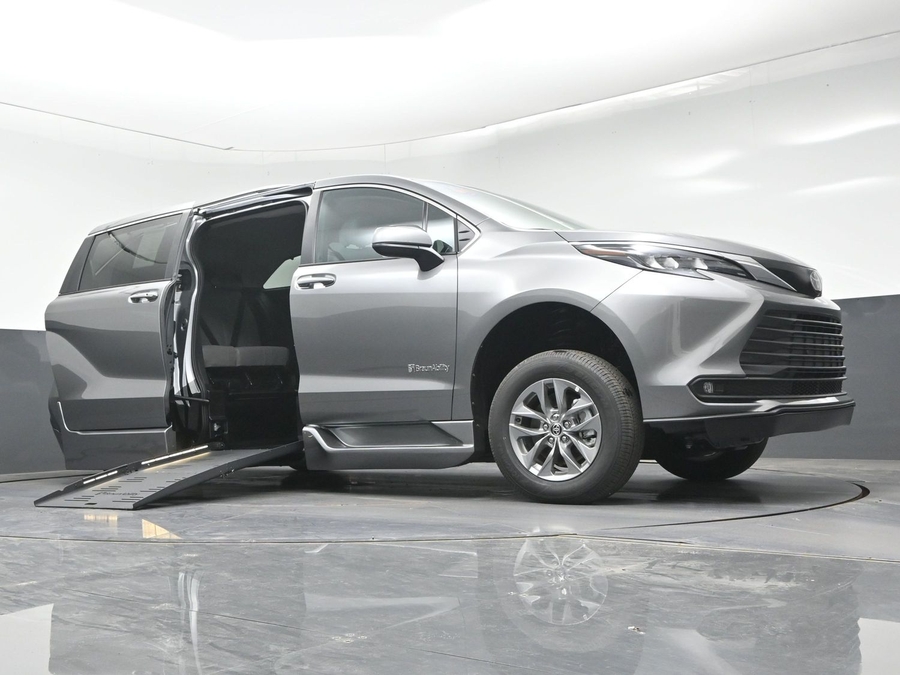 New 2026 Toyota Sienna Hybrid XLE Base - BraunAbility Side Entry Fold Out Automatic Ramp