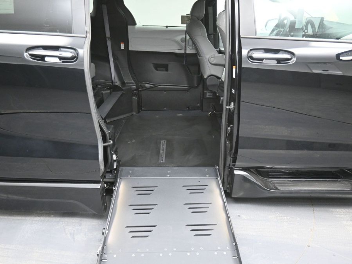 2025 TOYOTA SIENNA - Image 12