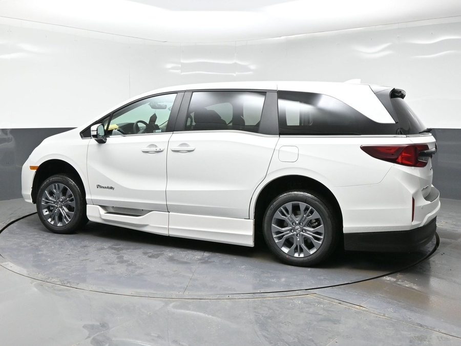 White Honda Odyssey image number 3