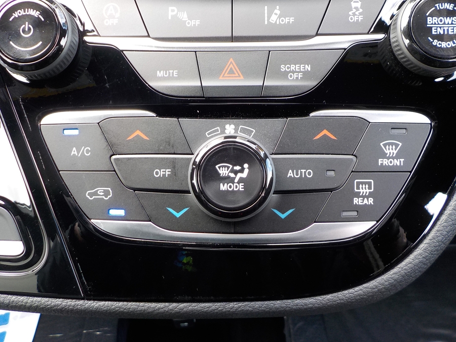 Silver Chrysler Pacifica image number 36