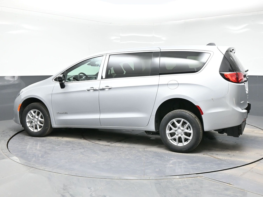 Silver Chrysler Voyager image number 3