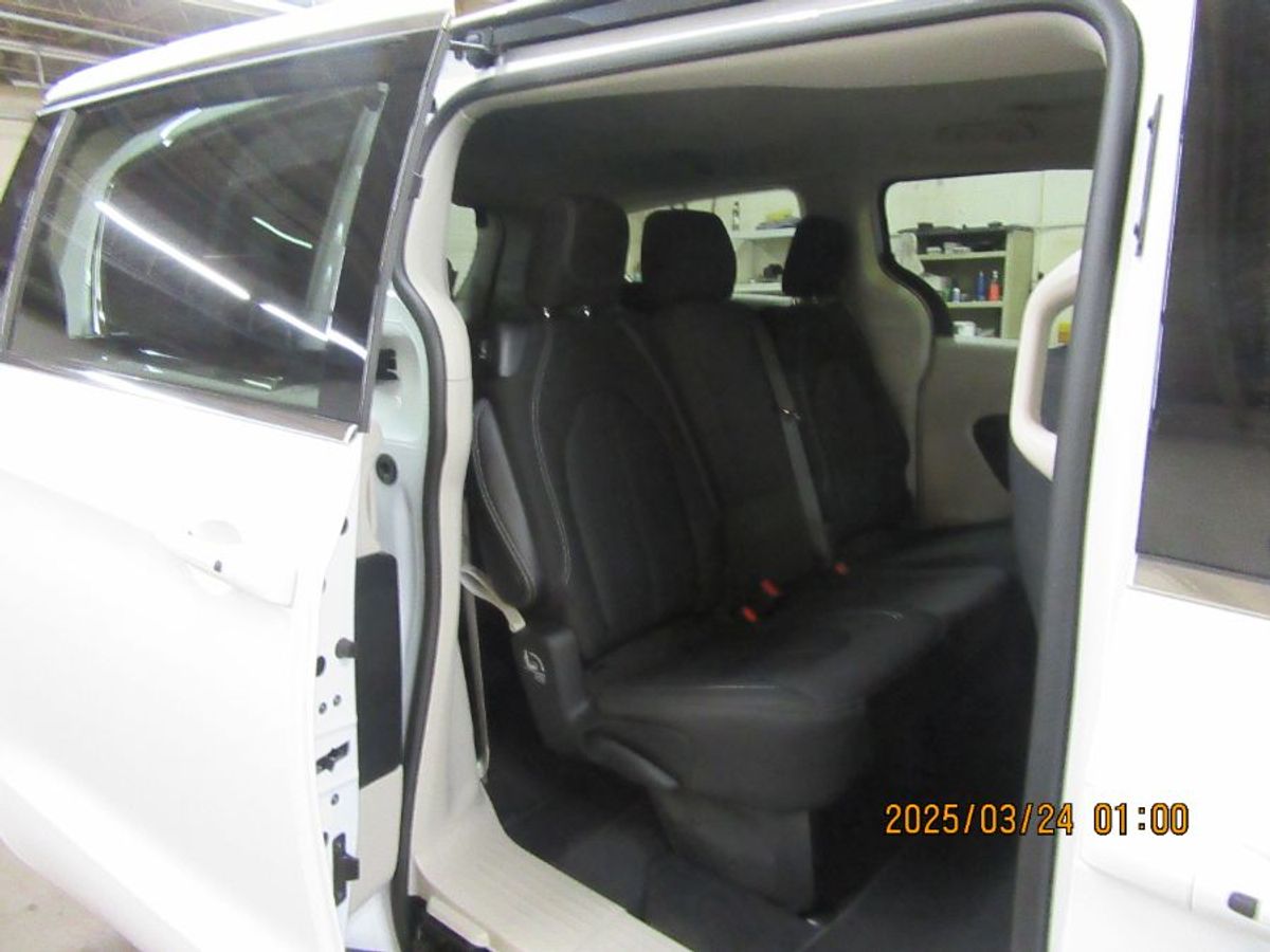White Chrysler Voyager image number 20