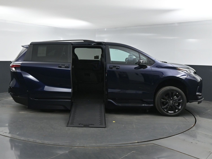 New 2025 Toyota Sienna Hybrid XSE Sport - BraunAbility Side Entry Entry In Floor Automatic Ramp
