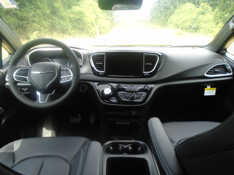 2026 Chrysler Voyager LX - Photo 6