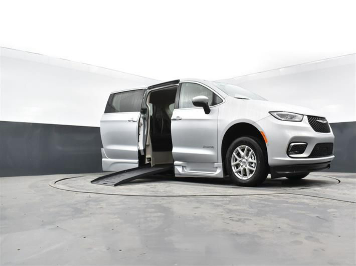 Silver Chrysler Pacifica image number 16