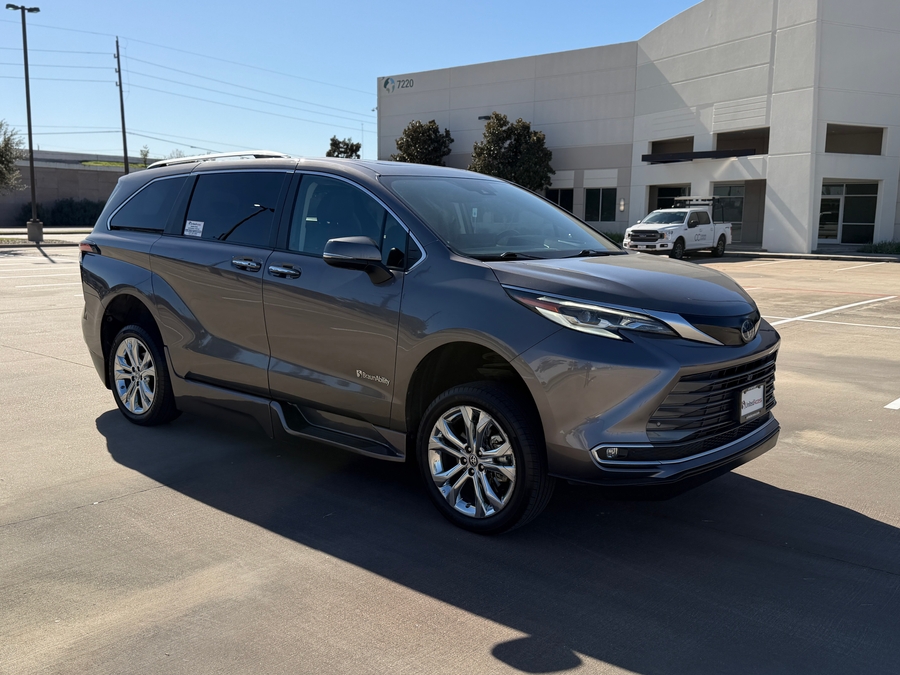 Used 2023 Toyota Sienna Hybrid Platinum - BraunAbility Side Entry Entry In Floor Automatic Ramp