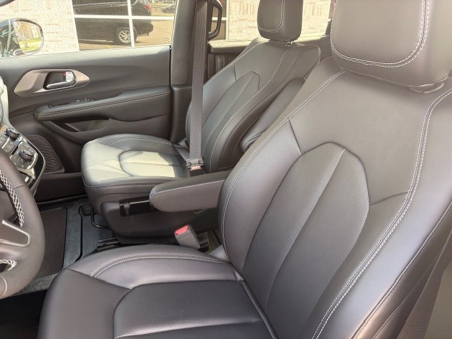 Black Chrysler Pacifica image number 6