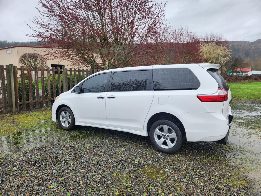 Used 2018 Toyota Sienna L NOT CA CARB COMPLIANT -  Rear Entry Entry Fold Out Manual Ramp