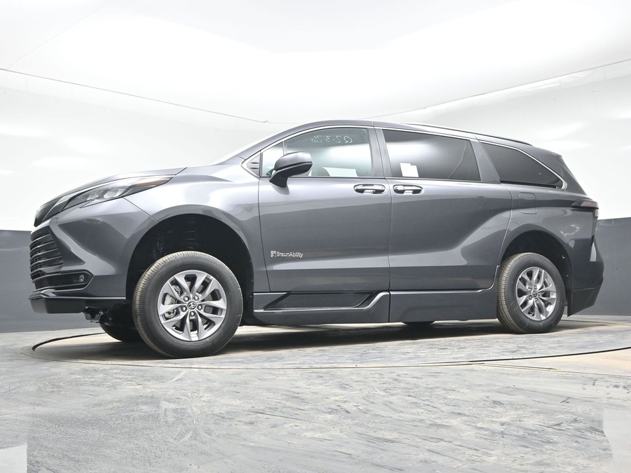 New 2025 Toyota Sienna Hybrid XLE Plus - BraunAbility Side Entry Entry Fold Out Automatic Ramp