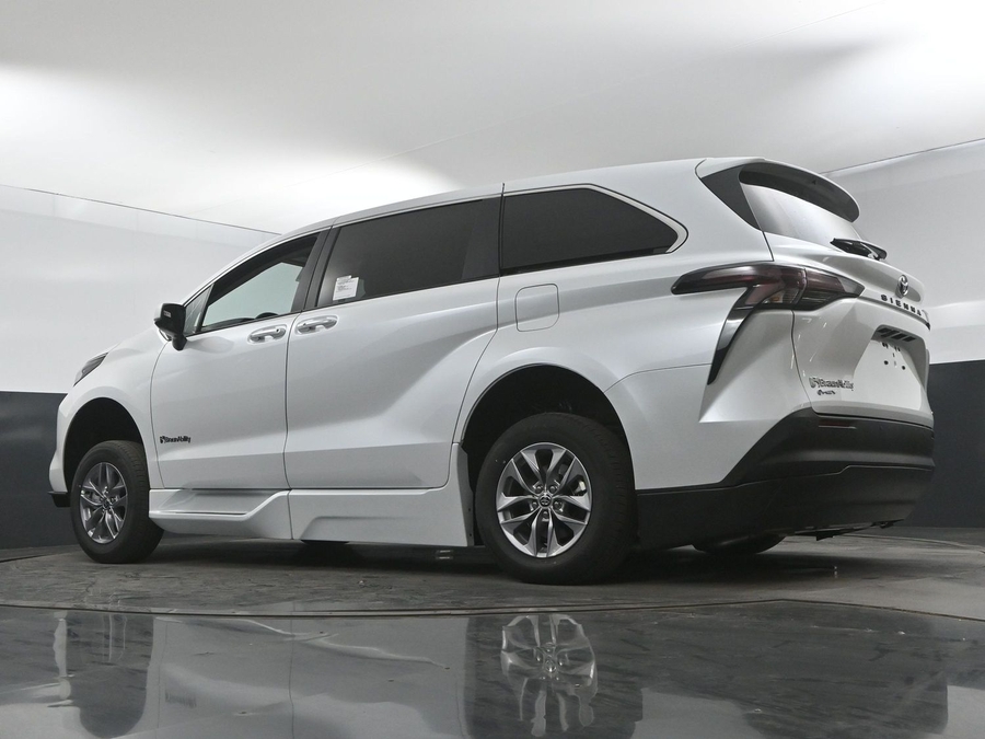 New 2025 Toyota Sienna Hybrid XLE Base - BraunAbility Side Entry Entry In Floor Automatic Ramp