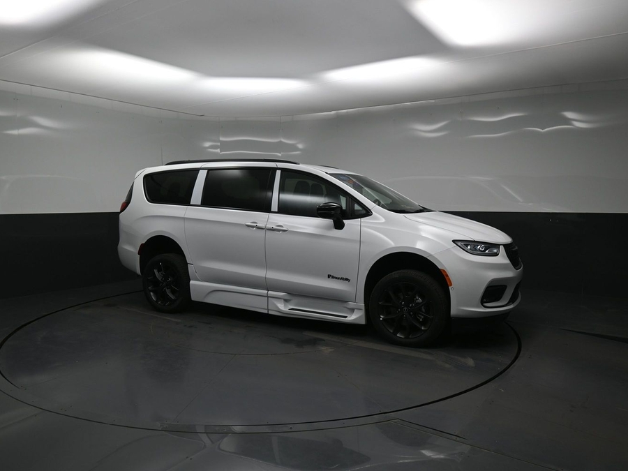 White Chrysler Pacifica image number 10