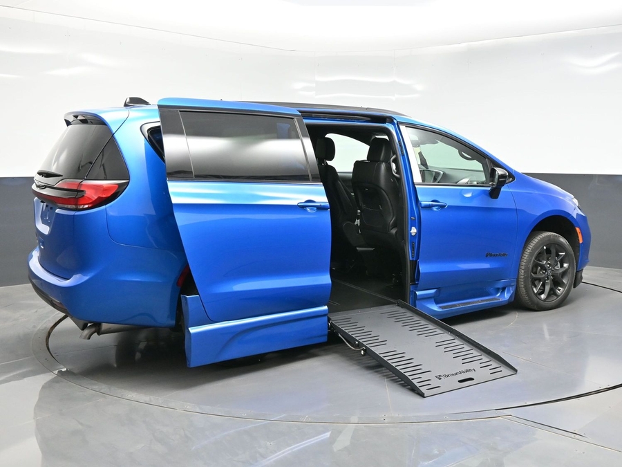 New 2026 Chrysler Pacifica Select Sport - BraunAbility Side Entry Entry Fold Out Automatic Ramp