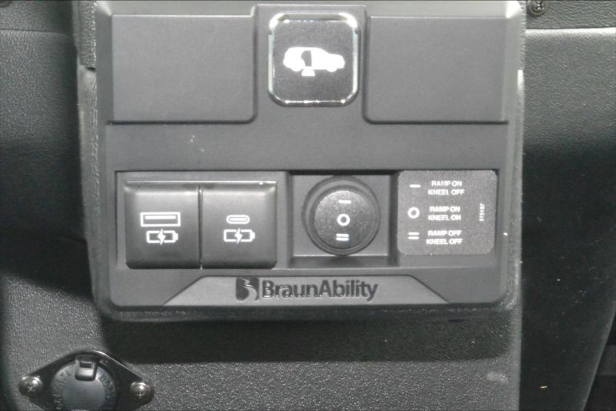 Black Toyota Sienna image number 16