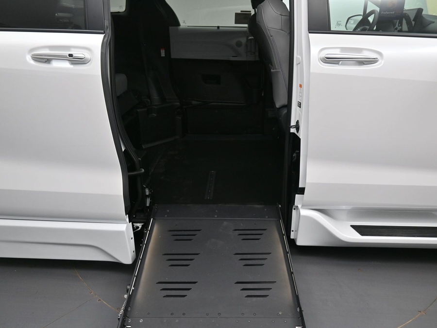 New 2026 Toyota Sienna Hybrid XLE Base - BraunAbility Side Entry Fold Out Automatic Ramp